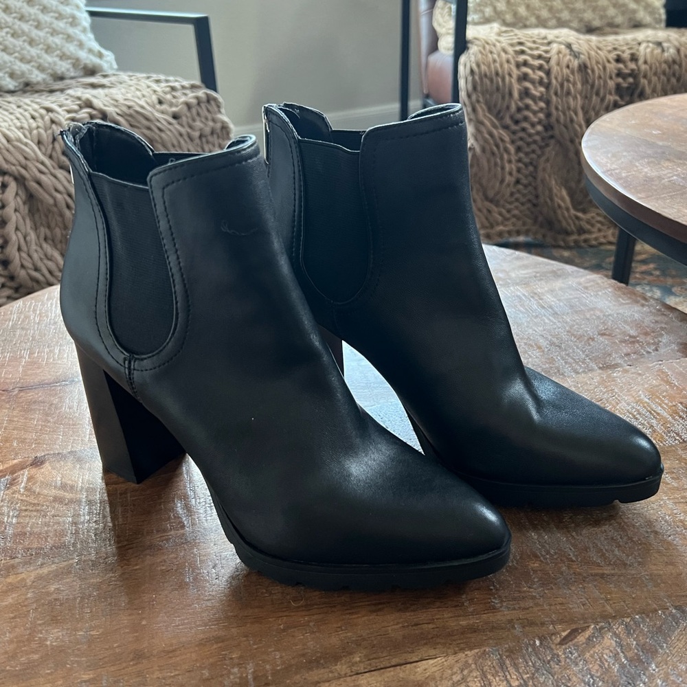 Adrienne Vittadini NERINA CHELSEA BOOT